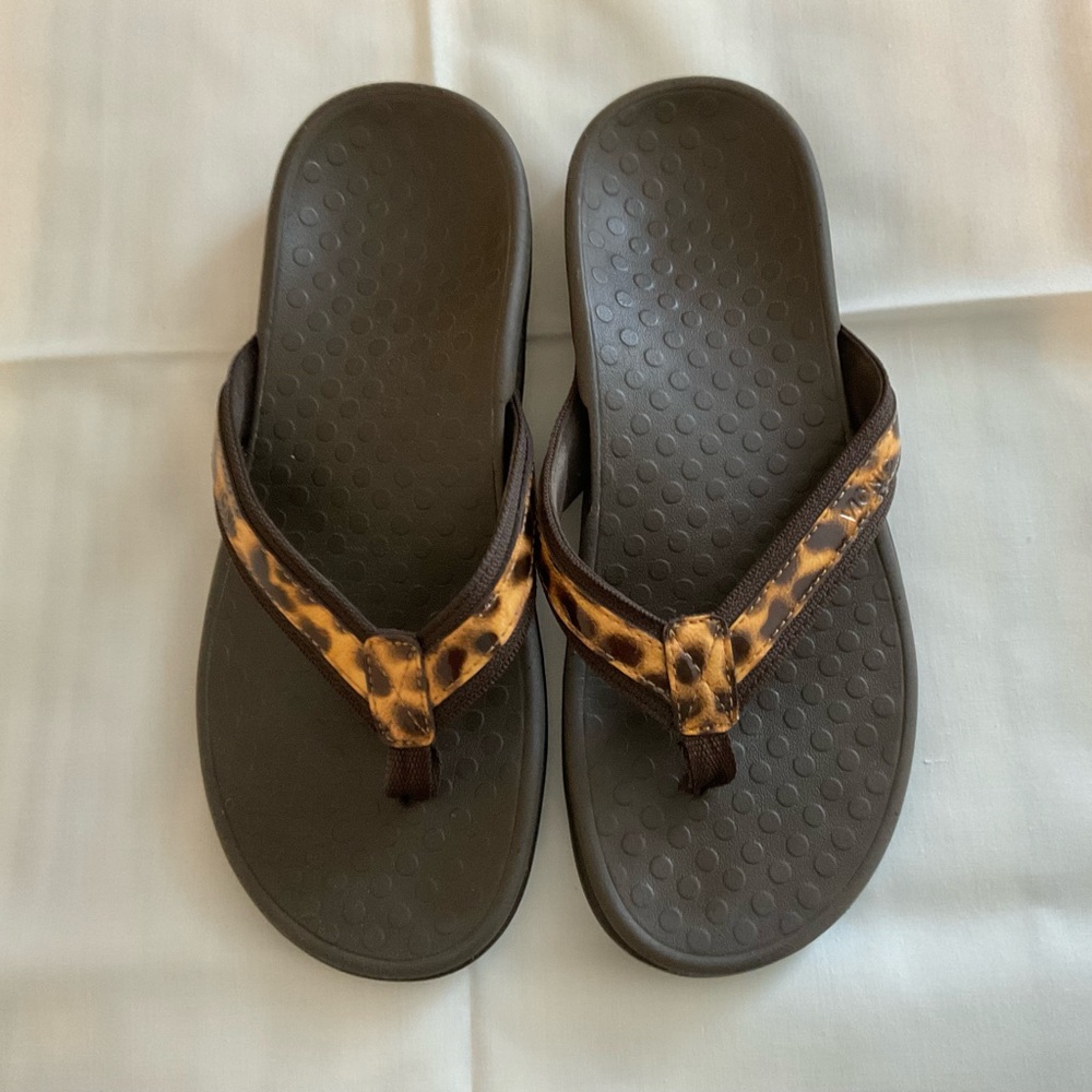 Vionic Tide Leopard Print Flip Flop Sandals, Size 7